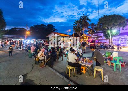 Ein Open-Air-Restaurant mit lokalem Streetfood in Cotabato City, Philippinen Stockfoto