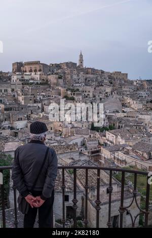 Italien, Basilicata Region: Mdera. Mann mit Blick auf den Stadtteil Sasso Caveoso mit seinen Höhlenwohnungen. Die Stadt ist als UNESCO World Herita registriert Stockfoto