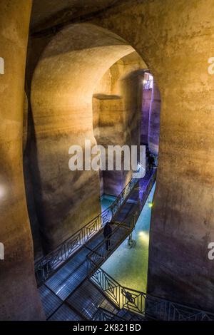 Italien, Basilicata Region: Mdera. Palombaro Lungo, die riesige Zisterne, die im 16.. Jahrhundert gegraben wurde, ist etwa 15 Meter hoch und kann eine Kapazität von ab erreichen Stockfoto