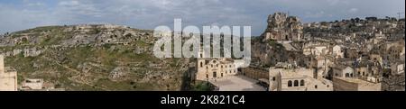 Italien, Basilicata Region: Mdera. St. Peter und St. PaulÕs Kirche (San Pietro Caveoso), die Kirche Santa Maria de Idris (rechts) und die Gravina di Stockfoto