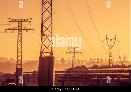 Elektrische Kabel in nebligen Morgen Stockfoto