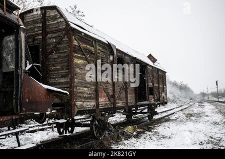 Verlassene Vintage-Zug-Waggon auf der Eisenbahn im Winter Stockfoto