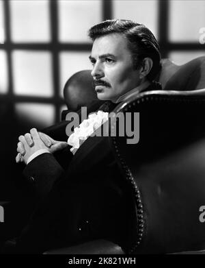 James Mason Film: Madame Bovary (1949) Charaktere: Gustave Flaubert Regie: Vincente Minnelli 25. August 1949 **WARNUNG** Dieses Foto ist nur für den redaktionellen Gebrauch bestimmt und unterliegt dem Copyright von MGM und/oder dem Fotografen, der von der Film- oder Produktionsfirma beauftragt wurde, und kann nur durch Publikationen im Zusammenhang mit der Bewerbung des oben genannten Films reproduziert werden. Eine obligatorische Gutschrift an MGM ist erforderlich. Der Fotograf sollte auch bei Bekanntwerden des Fotos gutgeschrieben werden. Ohne schriftliche Genehmigung der Film Company kann keine kommerzielle Nutzung gewährt werden. Stockfoto