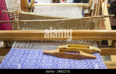 Alte Spinning oder Webstühle in einem slawischen Haus. Selektiver Fokus Stockfoto