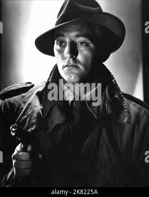 Robert Mitchum Film: Out of the Past; Build My Gallows High (USA 1947) Charaktere: Jeff Regie: Jacques Tourneur 13 November 1947 **WARNUNG** Dieses Foto ist nur für redaktionelle Zwecke bestimmt und unterliegt dem Copyright von RKO und/oder dem von der Film- oder Produktionsfirma beauftragten Fotografen.Es kann nur von Publikationen im Zusammenhang mit der Bewerbung des oben genannten Films reproduziert werden. Eine obligatorische Gutschrift an RKO ist erforderlich. Der Fotograf sollte auch bei Bekanntwerden des Fotos gutgeschrieben werden. Ohne schriftliche Genehmigung der Film Company kann keine kommerzielle Nutzung gewährt werden. Stockfoto