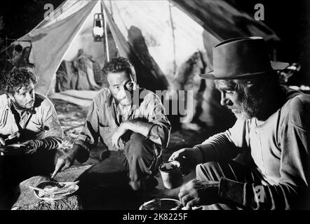 Tim holt, Humphrey Bogart & Walter Huston Film: The Treasure of the Sierra Madre (USA 1948) Charaktere: Bob Curtin, Fred C. Dobbs, Howard / Literaturverfilmung (nach dem Buch von B. Traven) Regie: John Huston 15 January 1948 **WARNUNG** Dieses Foto ist nur für redaktionelle Zwecke bestimmt und unterliegt dem Copyright von WARNER BROS. Und/oder des Fotografen, der von der Film- oder Produktionsfirma beauftragt wurde und nur durch Publikationen im Zusammenhang mit der Bewerbung des oben genannten Films reproduziert werden kann. Eine obligatorische Gutschrift an WARNER BROS. Ist erforderlich. Der Fotograf sollte auch bei Bekanntwerden des Fotos gutgeschrieben werden. Keine Kommerci Stockfoto