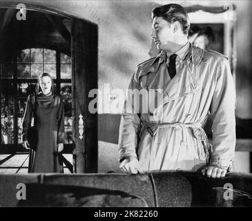 Jane Greer & Robert Mitchum Film: Out of the Past; Build My Gallows High (USA 1947) Charaktere: Kathie, Jeff Regie: Jacques Tourneur 13 November 1947 **WARNUNG** Dieses Foto ist nur für redaktionelle Zwecke bestimmt und unterliegt dem Copyright von RKO und/oder dem von der Film- oder Produktionsfirma beauftragten Fotografen.Es kann nur von Publikationen im Zusammenhang mit der Bewerbung des oben genannten Films reproduziert werden. Eine obligatorische Gutschrift an RKO ist erforderlich. Der Fotograf sollte auch bei Bekanntwerden des Fotos gutgeschrieben werden. Ohne schriftliche Genehmigung der Film Company kann keine kommerzielle Nutzung gewährt werden. Stockfoto