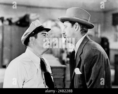 Lou Costello & Frank Ferguson Film: Abbott und Costello treffen Frankenstein; Bud Abbott und Lou Costello treffen Frankenstein (USA 1948) Regie: Charles Barton 15 June 1948 **WARNUNG** Dieses Foto ist nur für den redaktionellen Gebrauch bestimmt und unterliegt dem Copyright von UNIVERSAL-BILDERN und/oder dem Fotografen, der von der Film- oder Produktionsfirma beauftragt wurde und darf nur von Publikationen im Zusammenhang mit der Bewerbung des oben genannten Films reproduziert werden. Eine obligatorische Gutschrift für UNIVERSELLE BILDER ist erforderlich. Der Fotograf sollte auch bei Bekanntwerden des Fotos gutgeschrieben werden. Ohne schriftliche Genehmigung kann keine kommerzielle Nutzung gewährt werden Stockfoto