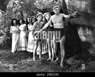 Johnny Sheffield, Brenda Joyce & Johnny Weissmuller Film: Tarzan and the Leopard Woman (USA 1946) Charaktere: Boy, Jane, Tarzan Regie: Kurt Neumann 08. Januar 1946 **WARNUNG** Dieses Foto ist nur für redaktionelle Zwecke bestimmt und unterliegt dem Copyright von RKO und/oder des Fotografen, der von der Film- oder Produktionsfirma beauftragt wurde und darf nur durch Publikationen im Zusammenhang mit der Bewerbung des oben genannten Films reproduziert werden. Eine obligatorische Gutschrift an RKO ist erforderlich. Der Fotograf sollte auch bei Bekanntwerden des Fotos gutgeschrieben werden. Ohne schriftliche Genehmigung der Film Company kann keine kommerzielle Nutzung gewährt werden. Stockfoto