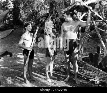 Johnny Sheffield, Brenda Joyce & Johnny Weissmuller Film: Tarzan and the Leopard Woman (USA 1946) Charaktere: Boy, Jane, Tarzan Regie: Kurt Neumann 08. Januar 1946 **WARNUNG** Dieses Foto ist nur für redaktionelle Zwecke bestimmt und unterliegt dem Copyright von RKO und/oder des Fotografen, der von der Film- oder Produktionsfirma beauftragt wurde und darf nur durch Publikationen im Zusammenhang mit der Bewerbung des oben genannten Films reproduziert werden. Eine obligatorische Gutschrift an RKO ist erforderlich. Der Fotograf sollte auch bei Bekanntwerden des Fotos gutgeschrieben werden. Ohne schriftliche Genehmigung der Film Company kann keine kommerzielle Nutzung gewährt werden. Stockfoto