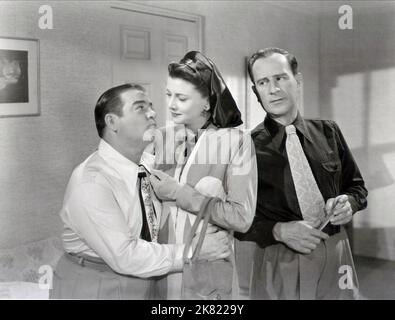 Lou Costello, Lenore Aubert & Bud Abbott Film: Abbott und Costello treffen Frankenstein; Bud Abbott und Lou Costello treffen Frankenstein (USA 1948) Regie: Charles Barton 15 June 1948 **WARNUNG** Dieses Foto ist nur für den redaktionellen Gebrauch bestimmt und unterliegt dem Copyright von UNIVERSAL-BILDERN und/oder dem Fotografen, der von der Film- oder Produktionsfirma beauftragt wurde und darf nur von Publikationen im Zusammenhang mit der Bewerbung des oben genannten Films reproduziert werden. Eine obligatorische Gutschrift für UNIVERSELLE BILDER ist erforderlich. Der Fotograf sollte auch bei Bekanntwerden des Fotos gutgeschrieben werden. Ohne schriftliche Genehmigung kann keine kommerzielle Nutzung gewährt werden Stockfoto