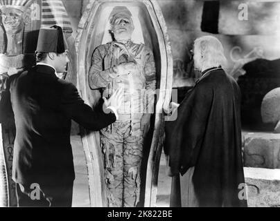 Turhan Bey, Lon Chaney Jr. & George Zucco Film: The Mummy'S Tomb (USA 1942) Charaktere: Mehemet Bey, Kharis, The Mummy, Andoheb Regie: Harold Young 23 October 1942 **WARNUNG** Dieses Foto ist nur für den redaktionellen Gebrauch bestimmt und unterliegt dem Copyright von UNIVERSAL-BILDERN und/oder dem Fotografen, der von der Film- oder Produktionsfirma beauftragt wurde und darf nur von Publikationen im Zusammenhang mit der Bewerbung des oben genannten Films reproduziert werden. Eine obligatorische Gutschrift für UNIVERSELLE BILDER ist erforderlich. Der Fotograf sollte auch bei Bekanntwerden des Fotos gutgeschrieben werden. Eine kommerzielle Nutzung kann ohne schriftliche Genehmigung von nicht gewährt werden Stockfoto