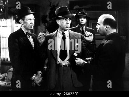 Humphrey Bogart Film: The Big Sleep (USA 1946) Charaktere: Philip Marlowe / Literaturverfilmung (nach dem Buch von Raymond Chandler) Regie: Howard Hawks 23 August 1946 **WARNUNG** Dieses Foto ist nur für redaktionelle Zwecke bestimmt und unterliegt dem Copyright von WARNER BROS. Und/oder des Fotografen, der von der Film- oder Produktionsfirma beauftragt wurde und nur durch Publikationen im Zusammenhang mit der Bewerbung des oben genannten Films reproduziert werden kann. Eine obligatorische Gutschrift an WARNER BROS. Ist erforderlich. Der Fotograf sollte auch bei Bekanntwerden des Fotos gutgeschrieben werden. Eine kommerzielle Nutzung kann ohne schriftliche Genehmigung des nicht gewährt werden Stockfoto