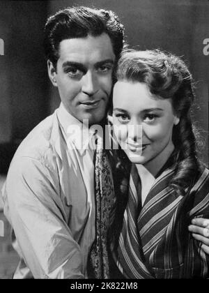 Dermot Walsh & Glynis Johns Film: Third Time Lucky (1948) Charaktere: Lucky & Joan Regie: Gordon Parry 01. August 1948 **WARNUNG** Dieses Foto ist nur für redaktionelle Zwecke bestimmt und unterliegt dem Copyright des VON der Film- oder Produktionsfirma beauftragten UNTERNEHMENS, DES 5. Und des Fotografen.Es kann nur von Publikationen im Zusammenhang mit der Bewerbung des oben genannten Films reproduziert werden. Eine obligatorische Gutschrift an DAS HOTEL IST erforderlich. Der Fotograf sollte auch bei Bekanntwerden des Fotos gutgeschrieben werden. Ohne schriftliche Genehmigung der Film Company kann keine kommerzielle Nutzung gewährt werden. Stockfoto