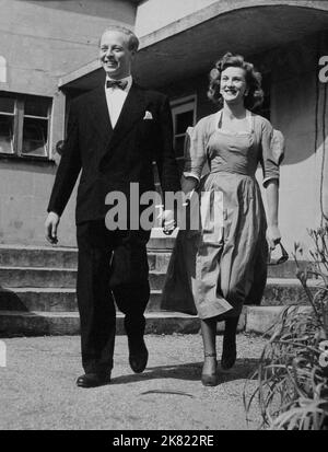 Jimmy Hanley & Anne Crawford Film: IT'S hard to be good (1948) Charaktere: Captain James Gladstone Wedge VC & Mary Regie: Jeffrey Dell 10 November 1948 **WARNUNG** Dieses Foto ist nur für den redaktionellen Gebrauch bestimmt und unterliegt dem Copyright zweier STÄDTE und/oder des Fotografen, die von der Film- oder Produktionsfirma beauftragt wurden. Es kann nur von Publikationen im Zusammenhang mit der Bewerbung des oben genannten Films reproduziert werden. Eine obligatorische Gutschrift für ZWEI STÄDTE ist erforderlich. Der Fotograf sollte auch bei Bekanntwerden des Fotos gutgeschrieben werden. Ohne schriftliche Genehmigung der Film Company kann keine kommerzielle Nutzung gewährt werden. Stockfoto