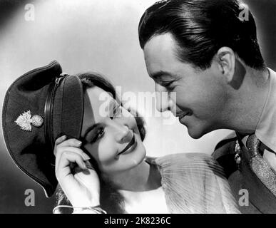 Vivien Leigh & Robert Taylor Film Waterloo Bridge (USA 1940) Charaktere: Myra & Roy Cronin Regie: Mervyn Leroy 17. Mai 1940 **WARNUNG** dieses Foto ist nur für redaktionelle Zwecke bestimmt und unterliegt dem Urheberrecht von MGM und/oder dem Fotografen, der von der Film- oder Produktionsgesellschaft zugewiesen wurde. Es kann nur durch Veröffentlichungen in Verbindung mit der Werbung für den oben genannten Film reproduziert werden. Eine obligatorische Gutschrift an MGM ist erforderlich. Der Fotograf sollte ebenfalls angerechnet werden, wenn er bekannt ist. Ohne schriftliche Genehmigung der Film Company kann keine kommerzielle Nutzung gewährt werden. Stockfoto