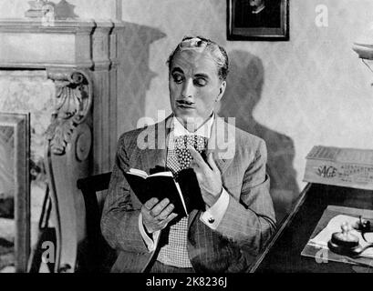 Charlie Chaplin Film Monsieur Verdoux (1940) Regie: Charles Chaplin 11. April 1947 **WARNUNG** dieses Foto ist nur für redaktionelle Zwecke bestimmt und unterliegt dem Copyright der UNITED ARTISTS und/oder des von der Film or Production Company beauftragten Fotografen und kann nur durch Veröffentlichungen in Verbindung mit der Werbung für den oben genannten Film reproduziert werden. Eine obligatorische Gutschrift für UNITED ARTISTS ist erforderlich. Der Fotograf sollte ebenfalls angerechnet werden, wenn er bekannt ist. Ohne schriftliche Genehmigung der Film Company kann keine kommerzielle Nutzung gewährt werden. Stockfoto