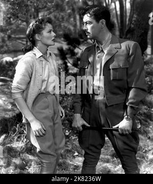 Katharine Hepburn & Robert Taylor Film: Undercurrent (USA 1946) Charaktere: Ann Hamilton & Alan Garroway Regie: Vincente Minnelli 11. November 1946 **WARNUNG** Dieses Foto ist nur für den redaktionellen Gebrauch bestimmt und unterliegt dem Copyright von MGM und/oder dem Fotografen, der von der Film- oder Produktionsfirma beauftragt wurde, und kann nur durch Publikationen im Zusammenhang mit der Bewerbung des oben genannten Films reproduziert werden. Eine obligatorische Gutschrift an MGM ist erforderlich. Der Fotograf sollte auch bei Bekanntwerden des Fotos gutgeschrieben werden. Ohne schriftliche Genehmigung der Film Company kann keine kommerzielle Nutzung gewährt werden. Stockfoto