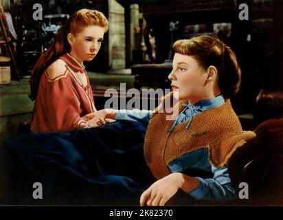 Margaret O'Brien & June Allyson Film: Little Women (USA 1949) Charaktere: & Jo / Literaturverfilmung (nach dem Buch von Louisa May Alcott) Regie: Mervin Leroy 10 March 1949 **WARNUNG** Dieses Foto ist nur für den redaktionellen Gebrauch bestimmt und unterliegt dem Copyright von MGM und/oder dem Fotografen, der von der Film- oder Produktionsfirma beauftragt wurde, und kann nur durch Publikationen im Zusammenhang mit der Bewerbung des oben genannten Films reproduziert werden. Eine obligatorische Gutschrift an MGM ist erforderlich. Der Fotograf sollte auch bei Bekanntwerden des Fotos gutgeschrieben werden. Ohne schriftliche Genehmigung der Film Company kann keine kommerzielle Nutzung gewährt werden. Stockfoto