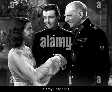 Vivien Leigh, Robert Taylor & C. Aubrey Smith Film Waterloo Bridge (USA 1940) Charaktere: Myra, Roy Cronin & The Duke Regie: Mervyn Leroy 17. Mai 1940 **WARNUNG** dieses Foto ist nur für redaktionelle Zwecke bestimmt und unterliegt dem Urheberrecht von MGM und/oder dem Fotografen, der von der Film or Production Company zugewiesen wurde. Eine obligatorische Gutschrift an MGM ist erforderlich. Der Fotograf sollte ebenfalls angerechnet werden, wenn er bekannt ist. Ohne schriftliche Genehmigung der Film Company kann keine kommerzielle Nutzung gewährt werden. Stockfoto