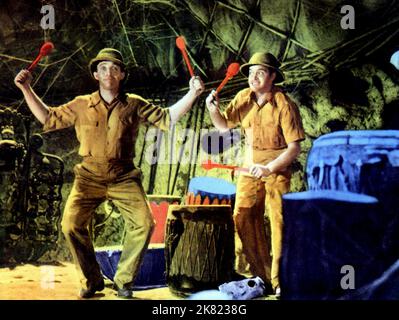 Bing Crosby & Bob Hope Film: Road To Sansibar (1949) Charaktere: Chuck Reardon & Hubert „Fearless“ Frazier Regie: Victor Schertzinger 11. April 1941 **WARNUNG** Dieses Foto ist nur für redaktionelle Zwecke bestimmt und unterliegt dem Copyright von PARAMOUNT PICTURES und/oder des Fotografen, der von der Film- oder Produktionsfirma beauftragt wurde und darf nur von Publikationen im Zusammenhang mit der Bewerbung des oben genannten Films reproduziert werden. Eine obligatorische Gutschrift für PARAMOUNT-BILDER ist erforderlich. Der Fotograf sollte auch bei Bekanntwerden des Fotos gutgeschrieben werden. Ohne schriftliche Genehmigung der Film Compan kann keine kommerzielle Nutzung gewährt werden Stockfoto