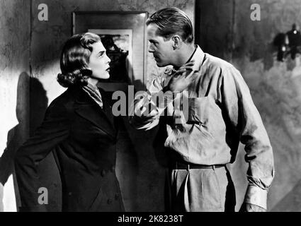 Lizabeth Scott & Dan Duryea Film: Too Late For Tears (1949) Charaktere: Jane Palmer & Danny Fuller Regie: Byron Haskin 13. August 1949 **WARNUNG** Dieses Foto ist nur für redaktionelle Verwendung bestimmt und unterliegt dem Copyright der Film Company und/oder des Fotografen, der von der Film- oder Produktionsfirma beauftragt wurde, und kann nur durch Publikationen im Zusammenhang mit der Bewerbung des oben genannten Films reproduziert werden. Eine obligatorische Gutschrift an die Filmgesellschaft ist erforderlich. Der Fotograf sollte auch bei Bekanntwerden des Fotos gutgeschrieben werden. Ohne schriftliche Genehmigung der Film Company kann keine kommerzielle Nutzung gewährt werden. Stockfoto