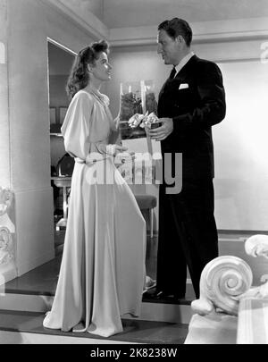 Katharine Hepburn & Spencer Tracy Film: Frau Des Jahres (1942) Charaktere: Tess Harding & Sam Craig Regie: George Stevens 19 January 1942 **WARNUNG** Dieses Foto ist nur für redaktionelle Zwecke bestimmt und unterliegt dem Copyright von MGM und/oder dem Fotografen, der von der Film- oder Produktionsfirma beauftragt wurde, und kann nur von Publikationen im Zusammenhang mit der Bewerbung des oben genannten Films reproduziert werden. Eine obligatorische Gutschrift an MGM ist erforderlich. Der Fotograf sollte auch bei Bekanntwerden des Fotos gutgeschrieben werden. Ohne schriftliche Genehmigung der Film Company kann keine kommerzielle Nutzung gewährt werden. Stockfoto