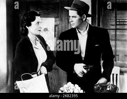 Beulah Bondi & Glenn Ford Film: The House Of Settlement; Mr. Soft Touch (1947) Charaktere: Mrs. Hangale & Joe Miracle Regie: Gordon Douglas 01. August 1949 **WARNUNG** Dieses Foto ist nur für redaktionelle Zwecke bestimmt und unterliegt dem Copyright von COLUMBIA und/oder des Fotografen, der von der Film- oder Produktionsfirma beauftragt wurde und darf nur von Publikationen im Zusammenhang mit der Bewerbung des oben genannten Films reproduziert werden. Eine obligatorische Gutschrift an COLUMBIA ist erforderlich. Der Fotograf sollte auch bei Bekanntwerden des Fotos gutgeschrieben werden. Ohne schriftliche Genehmigung der Film Company kann keine kommerzielle Nutzung gewährt werden. Stockfoto