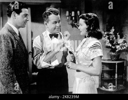 Robert Lowery, Regis Toomey & Ellen Drew Film Dark Mountain (1944) Charaktere: Don Bradley, Steve Downey & Kay Downey Regie: William A. Berke 01. September 1944 **WARNUNG** dieses Foto ist nur für redaktionelle Zwecke bestimmt und unterliegt dem Urheberrecht von PARAMOUNT und/oder dem von der Film- oder Produktionsgesellschaft beauftragten Fotografen und darf nur durch Veröffentlichungen in Verbindung mit der Werbung für den oben genannten Film reproduziert werden. Es ist eine obligatorische Gutschrift bis ÜBERGEORDNETEN BETRAG erforderlich. Der Fotograf sollte ebenfalls angerechnet werden, wenn er bekannt ist. Ohne schriftliche Genehmigung der Film Company kann keine kommerzielle Nutzung gewährt werden. Stockfoto