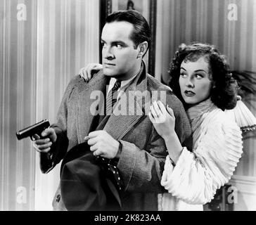 Bob Hope & Paulette Goddard Film: The Ghost Breakers (1940) Charaktere: Larry Lawrence & Mary Carter Regie: George Marshall 21 June 1940 **WARNUNG** Dieses Foto ist nur für redaktionelle Zwecke bestimmt und unterliegt dem Copyright von PARAMOUNT und/oder des Fotografen, der von der Film- oder Produktionsfirma beauftragt wurde.Es kann nur von Publikationen im Zusammenhang mit der Bewerbung des oben genannten Films reproduziert werden. Eine obligatorische Gutschrift an PARAMOUNT ist erforderlich. Der Fotograf sollte auch bei Bekanntwerden des Fotos gutgeschrieben werden. Ohne schriftliche Genehmigung der Film Company kann keine kommerzielle Nutzung gewährt werden. Stockfoto