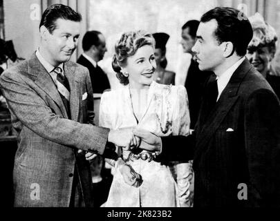 Don Defore, Joan Fontaine & George Brent Film: The Affairs Of Susan (1948) Charaktere: Mike Ward,Susan Darell & Roger Berton Regie: William A. Seiter 28 March 1945 **WARNUNG** Dieses Foto ist nur für redaktionelle Zwecke bestimmt und unterliegt dem Copyright von PARAMOUNT und/oder des Fotografen, der von der Film- oder Produktionsfirma beauftragt wurde, und kann nur von Publikationen im Zusammenhang mit der Bewerbung des oben genannten Films reproduziert werden. Eine obligatorische Gutschrift an PARAMOUNT ist erforderlich. Der Fotograf sollte auch bei Bekanntwerden des Fotos gutgeschrieben werden. Ohne schriftliche Genehmigung der Film Company kann keine kommerzielle Nutzung gewährt werden. Stockfoto