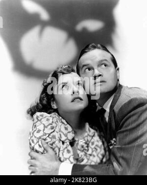 Paulette Goddard & Bob Hope Film: The Ghost Breakers (1949) Charaktere: Mary Carter & Larry Lawrence Regie: George Marshall 21 June 1940 **WARNUNG** Dieses Foto ist nur für redaktionelle Zwecke bestimmt und unterliegt dem Copyright von PARAMOUNT und/oder des Fotografen, der von der Film- oder Produktionsfirma beauftragt wurde.Es kann nur von Publikationen im Zusammenhang mit der Bewerbung des oben genannten Films reproduziert werden. Eine obligatorische Gutschrift an PARAMOUNT ist erforderlich. Der Fotograf sollte auch bei Bekanntwerden des Fotos gutgeschrieben werden. Ohne schriftliche Genehmigung der Film Company kann keine kommerzielle Nutzung gewährt werden. Stockfoto