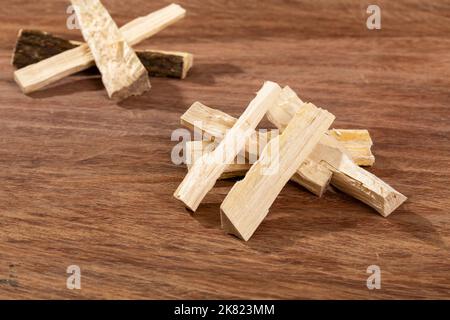 Quassia Amara - Stängel von Quassia Heilpflanze; auf Holzhintergrund Stockfoto