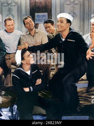 Frank Sinatra & Gene Kelly Film: Anchors Aweigh (1946) Regie: George Sidney 14 July 1945 **WARNUNG** Dieses Foto ist nur für redaktionelle Zwecke bestimmt und unterliegt dem Copyright von MGM und/oder dem Fotografen, der von der Film- oder Produktionsfirma beauftragt wurde, und kann nur von Publikationen im Zusammenhang mit der Bewerbung des oben genannten Films reproduziert werden. Eine obligatorische Gutschrift an MGM ist erforderlich. Der Fotograf sollte auch bei Bekanntwerden des Fotos gutgeschrieben werden. Ohne schriftliche Genehmigung der Film Company kann keine kommerzielle Nutzung gewährt werden. Stockfoto