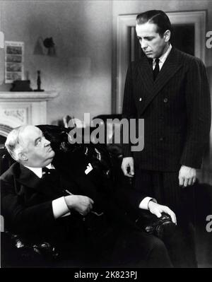 Sydney Greenstreet & Humphrey Bogart Film: The Maltese Falcon (USA 1941) Charaktere: Kasper Gutman, Sam Spade / Literaturverfilmung (nach dem Buch von Dashiell Hammett) Regie: John Huston 03 October 1941 **WARNUNG** Dieses Foto ist nur für redaktionelle Zwecke bestimmt und unterliegt dem Copyright von WARNER BROS. Und/oder des Fotografen, der von der Film- oder Produktionsfirma beauftragt wurde und nur durch Publikationen im Zusammenhang mit der Bewerbung des oben genannten Films reproduziert werden kann. Eine obligatorische Gutschrift an WARNER BROS. Ist erforderlich. Der Fotograf sollte auch bei Bekanntwerden des Fotos gutgeschrieben werden. Eine kommerzielle Nutzung kann nicht gewährt werden Stockfoto