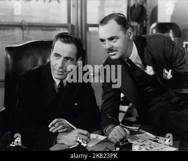 Humphrey Bogart & Jerome Cowan Film: The Maltese Falcon (USA 1941) Charaktere: Sam Spade, Miles Archer / Literaturverfilmung (nach dem Buch von Dashiell Hammett) Regie: John Huston 03 October 1941 **WARNUNG** Dieses Foto ist nur für redaktionelle Zwecke bestimmt und unterliegt dem Copyright von WARNER BROS. Und/oder des Fotografen, der von der Film- oder Produktionsfirma beauftragt wurde und nur durch Publikationen im Zusammenhang mit der Bewerbung des oben genannten Films reproduziert werden kann. Eine obligatorische Gutschrift an WARNER BROS. Ist erforderlich. Der Fotograf sollte auch bei Bekanntwerden des Fotos gutgeschrieben werden. Ohne eine kommerzielle Nutzung kann keine Verwendung gewährt werden Stockfoto