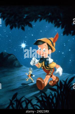 Jiminy Cricket & Pinocchio Film: Pinocchio (USA 1940) Regie: Hamilton Luske, Ben Shapsteen 07 February 1940 **WARNUNG** Dieses Foto ist nur für den redaktionellen Gebrauch bestimmt und unterliegt dem Copyright von DISNEY und/oder dem von der Film- oder Produktionsfirma beauftragten Fotografen.Es kann nur durch Publikationen im Zusammenhang mit der Bewerbung des oben genannten Films reproduziert werden. Eine obligatorische Gutschrift an DISNEY ist erforderlich. Der Fotograf sollte auch bei Bekanntwerden des Fotos gutgeschrieben werden. Ohne schriftliche Genehmigung der Film Company kann keine kommerzielle Nutzung gewährt werden. Stockfoto