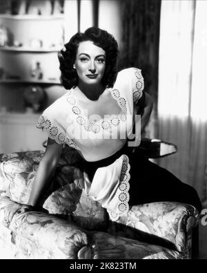 Joan Crawford Film: Humoresque (1948) Charaktere: Mrs. Helen Wright Regie: Jean Negulesco 25 December 1946 **WARNUNG** Dieses Foto ist nur für redaktionelle Zwecke bestimmt und unterliegt dem Copyright von WARNER BROS und/oder des Fotografen, der von der Film- oder Produktionsfirma beauftragt wurde, und kann nur durch Publikationen im Zusammenhang mit der Bewerbung des oben genannten Films reproduziert werden. Eine obligatorische Gutschrift an WARNER BROS ist erforderlich. Der Fotograf sollte auch bei Bekanntwerden des Fotos gutgeschrieben werden. Ohne schriftliche Genehmigung der Film Company kann keine kommerzielle Nutzung gewährt werden. Stockfoto