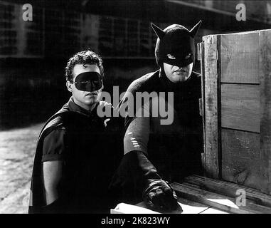 Johnny Duncan & Robert Lowery Film: Batman and Robin (TV-Serie) USA 1966-1968, Regie: Spencer Gordon Bennett 26 May 1949 **WARNUNG** Dieses Foto ist nur für den redaktionellen Gebrauch bestimmt und unterliegt dem Copyright von ABC und/oder des Fotografen, der von der Film- oder Produktionsfirma beauftragt wurde, und kann nur von Publikationen im Zusammenhang mit der Bewerbung des oben genannten Films reproduziert werden. Eine obligatorische Gutschrift an ABC ist erforderlich. Der Fotograf sollte auch bei Bekanntwerden des Fotos gutgeschrieben werden. Ohne schriftliche Genehmigung der Film Company kann keine kommerzielle Nutzung gewährt werden. Stockfoto