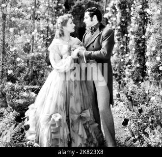 Greer Garson & Laurence Olivier Film: Pride and Prejudice (USA 1940) Charaktere: Elizabeth Bennett, Mr. Darcy / Literaturverfilmung (nach dem Buch von Jane Austen) Regie: Robert z. Leonard 26 July 1940 **WARNUNG** Dieses Foto ist nur für redaktionelle Zwecke bestimmt und unterliegt dem Copyright von MGM und/oder dem von der Film- oder Produktionsfirma beauftragten Fotografen und kann nur von Publikationen im Zusammenhang mit der Bewerbung des oben genannten Films reproduziert werden. Eine obligatorische Gutschrift an MGM ist erforderlich. Der Fotograf sollte auch bei Bekanntwerden des Fotos gutgeschrieben werden. Ohne schriftliche Genehmigung kann keine kommerzielle Nutzung gewährt werden Stockfoto