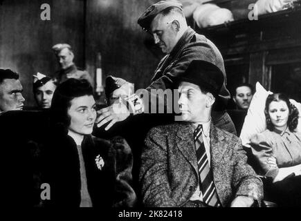 Raymond Massey Film 49th Parallel; Forty-Neunth Parallel; The Invaders (1947) Charaktere: Andy Brock Regie: Michael Powell 08. Oktober 1941 **WARNUNG** dieses Foto ist nur für redaktionelle Zwecke bestimmt und unterliegt dem Copyright von COLUMBIA und/oder dem Fotografen, der von der Film or Production Company zugewiesen wurde. Eine obligatorische Gutschrift für COLUMBIA ist erforderlich. Der Fotograf sollte ebenfalls angerechnet werden, wenn er bekannt ist. Ohne schriftliche Genehmigung der Film Company kann keine kommerzielle Nutzung gewährt werden. Stockfoto