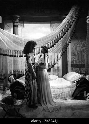 Flora Robson & Vivien Leigh Film: Caesar And Cleopatra (1945) Charaktere: Ftatateeta, Cleopatra Regie: Gabriel Pascal 11. Dezember 1945 **WARNUNG** Dieses Foto ist nur für redaktionelle Verwendung bestimmt und unterliegt dem Copyright von EAGLE-LION DISTRIBUTORS LIMITED und/oder des Fotografen, der von der Film- oder Produktionsfirma beauftragt wurde und kann nur von Publikationen im Zusammenhang mit der Bewerbung des oben genannten Films reproduziert werden. Eine obligatorische Gutschrift an EAGLE-LION DISTRIBUTORS LIMITED ist erforderlich. Der Fotograf sollte auch bei Bekanntwerden des Fotos gutgeschrieben werden. Eine kommerzielle Nutzung kann ohne schriftliche Genehmigung von Th Stockfoto