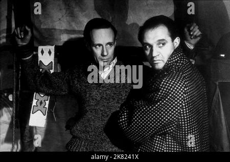 Leslie Howard Film 49th Parallel; Forty-Neunth Parallel; The Invaders (1941) Charaktere: Philip Armstrong Scott Regie: Michael Powell 08. Oktober 1941 **WARNUNG** dieses Foto ist nur für redaktionelle Zwecke bestimmt und unterliegt dem Copyright von COLUMBIA und/oder dem Fotografen, der von der Film or Production Company zugewiesen wurde. Eine obligatorische Gutschrift für COLUMBIA ist erforderlich. Der Fotograf sollte ebenfalls angerechnet werden, wenn er bekannt ist. Ohne schriftliche Genehmigung der Film Company kann keine kommerzielle Nutzung gewährt werden. Stockfoto