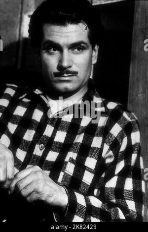 Laurence Olivier Film 49th Parallel; Forty-Neunth Parallel; The Invaders (1941) Regie: Michael Powell 08. Oktober 1941 **WARNUNG** dieses Foto ist nur für redaktionelle Zwecke bestimmt und unterliegt dem Urheberrecht von COLUMBIA und/oder dem Fotografen, der von der Film or Production Company zugewiesen wurde. Eine obligatorische Gutschrift für COLUMBIA ist erforderlich. Der Fotograf sollte ebenfalls angerechnet werden, wenn er bekannt ist. Ohne schriftliche Genehmigung der Film Company kann keine kommerzielle Nutzung gewährt werden. Stockfoto