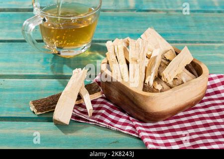 Quassia Amara - Stängel von Quassia Heilpflanze; auf Holzhintergrund Stockfoto