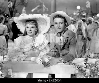 Judy Garland & Tom Drake Film: Meet Me in St. Louis (USA 1944) Charaktere: Esther Smith, John Truett Regie: Vincente Minnelli 22. November 1944 **WARNUNG** Dieses Foto ist nur für den redaktionellen Gebrauch bestimmt und unterliegt dem Copyright von MGM und/oder dem Fotografen, der von der Film- oder Produktionsfirma beauftragt wurde, und kann nur durch Publikationen im Zusammenhang mit der Bewerbung des oben genannten Films reproduziert werden. Eine obligatorische Gutschrift an MGM ist erforderlich. Der Fotograf sollte auch bei Bekanntwerden des Fotos gutgeschrieben werden. Ohne schriftliche Genehmigung der Film Company kann keine kommerzielle Nutzung gewährt werden. Stockfoto