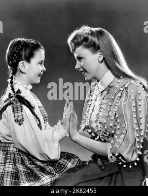 Margaret O'Brien & Judy Garland Film: Meet Me in St. Louis (USA 1944) Charaktere: 'Tootie' Smith, Esther Smith Regie: Vincente Minnelli 22. November 1944 **WARNUNG** Dieses Foto ist nur für den redaktionellen Gebrauch bestimmt und unterliegt dem Copyright von MGM und/oder dem Fotografen, der von der Film- oder Produktionsfirma beauftragt wurde, und kann nur durch Publikationen im Zusammenhang mit der Bewerbung des oben genannten Films reproduziert werden. Eine obligatorische Gutschrift an MGM ist erforderlich. Der Fotograf sollte auch bei Bekanntwerden des Fotos gutgeschrieben werden. Ohne schriftliche Genehmigung der Film Company kann keine kommerzielle Nutzung gewährt werden. Stockfoto