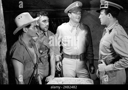 Anthony Quinn & John Wayne Film: Back to Bataan (USA 1945) Charaktere: Capt. Andres Bonifacio, Col. Joseph Madden Regie: Edward Dmytryk 31 May 1945 **WARNUNG** Dieses Foto ist nur für den redaktionellen Gebrauch bestimmt und unterliegt dem Copyright von RKO-BILDERN und/oder dem Fotografen, der von der Film- oder Produktionsfirma beauftragt wurde.Es kann nur von Publikationen im Zusammenhang mit der Bewerbung des oben genannten Films reproduziert werden. Eine obligatorische Gutschrift für RKO-BILDER ist erforderlich. Der Fotograf sollte auch bei Bekanntwerden des Fotos gutgeschrieben werden. Ohne schriftliche Genehmigung der Film Company kann keine kommerzielle Nutzung gewährt werden. Stockfoto