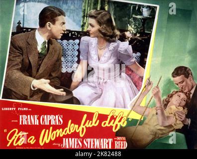 James Stewart & Donna Reed Poster Film: IT'S A Wonderful Life (USA 1946) Charaktere: George Bailey, Mary Hatch Bailey Regie: Frank Capra 20. Dezember 1946 **WARNUNG** Dieses Foto ist nur für redaktionelle Zwecke bestimmt und unterliegt dem Copyright von RKO und/oder des Fotografen, der von der Film- oder Produktionsfirma beauftragt wurde, und kann nur von Publikationen im Zusammenhang mit der Bewerbung des oben genannten Films reproduziert werden. Eine obligatorische Gutschrift an RKO ist erforderlich. Der Fotograf sollte auch bei Bekanntwerden des Fotos gutgeschrieben werden. Ohne schriftliche Genehmigung der Film Company kann keine kommerzielle Nutzung gewährt werden. Stockfoto