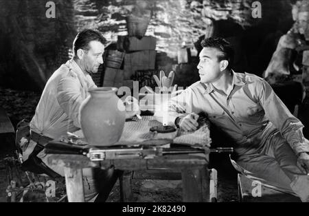 John Wayne & Anthony Quinn Film: Back to Bataan (USA 1945) Charaktere: Col. Joseph Madden, Capt. Andres Bonifacio Regie: Edward Dmytryk 31 May 1945 **WARNUNG** Dieses Foto ist nur für den redaktionellen Gebrauch bestimmt und unterliegt dem Copyright von RKO-BILDERN und/oder dem Fotografen, der von der Film- oder Produktionsfirma beauftragt wurde.Es kann nur von Publikationen im Zusammenhang mit der Bewerbung des oben genannten Films reproduziert werden. Eine obligatorische Gutschrift für RKO-BILDER ist erforderlich. Der Fotograf sollte auch bei Bekanntwerden des Fotos gutgeschrieben werden. Ohne schriftliche Genehmigung der Film Company kann keine kommerzielle Nutzung gewährt werden. Stockfoto